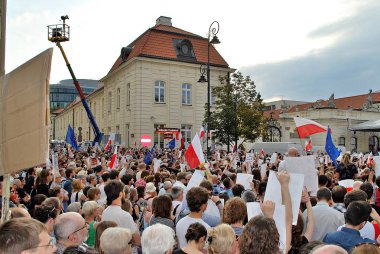 Varşova'daki Cumhurbaşkanlığı Sarayı önünde protestocular ralli. 