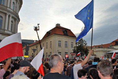 Varşova'daki Cumhurbaşkanlığı Sarayı önünde protestocular ralli. 