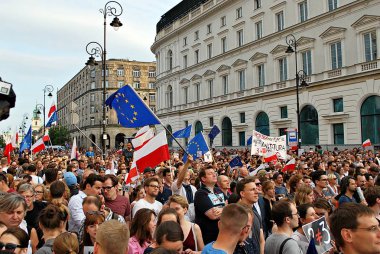 Varşova'daki Cumhurbaşkanlığı Sarayı önünde protestocular ralli