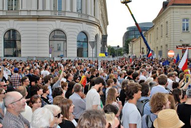 Varşova'daki Cumhurbaşkanlığı Sarayı önünde protestocular ralli
