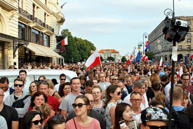 Varşova'daki Cumhurbaşkanlığı Sarayı önünde protestocular ralli