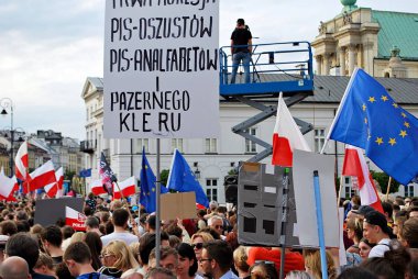 Varşova'daki Cumhurbaşkanlığı Sarayı önünde protestocular ralli