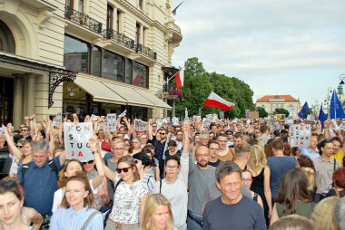 Varşova'daki Cumhurbaşkanlığı Sarayı önünde protestocular ralli