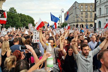 Varşova'daki Cumhurbaşkanlığı Sarayı önünde protestocular ralli