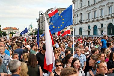 Varşova'daki Cumhurbaşkanlığı Sarayı önünde protestocular ralli