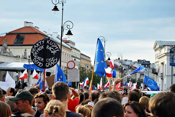 Tiltakozók rally előtt az elnöki palota Varsóban. — Stock Fotó