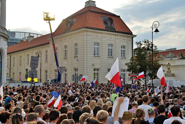 Протестуючі демонстрації перед президентські палацом у Варшаві. — стокове фото
