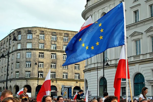 Varşova'daki Cumhurbaşkanlığı Sarayı önünde protestocular ralli. 