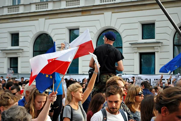 Manifestantes frente al palacio presidencial de Varsovia . —  Fotos de Stock
