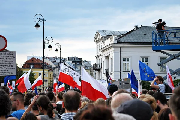Varşova'daki Cumhurbaşkanlığı Sarayı önünde protestocular ralli. 