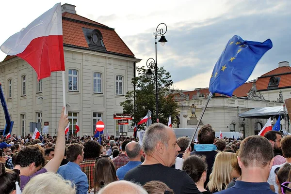 Varşova'daki Cumhurbaşkanlığı Sarayı önünde protestocular ralli. 