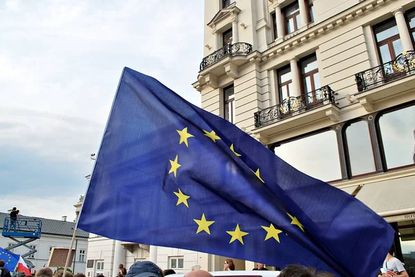 Varşova'daki Cumhurbaşkanlığı Sarayı önünde protestocular ralli. 