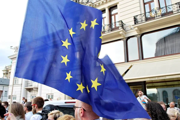 Varşova'daki Cumhurbaşkanlığı Sarayı önünde protestocular ralli. 