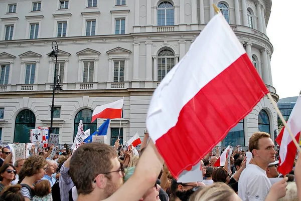 Митинг протеста перед президентским дворцом в Варшаве . — стоковое фото
