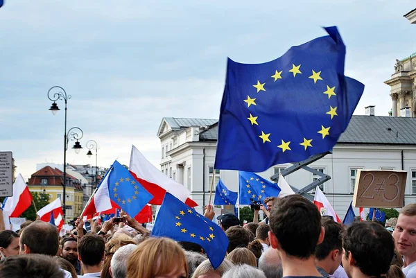 Varşova'daki Cumhurbaşkanlığı Sarayı önünde protestocular ralli. 