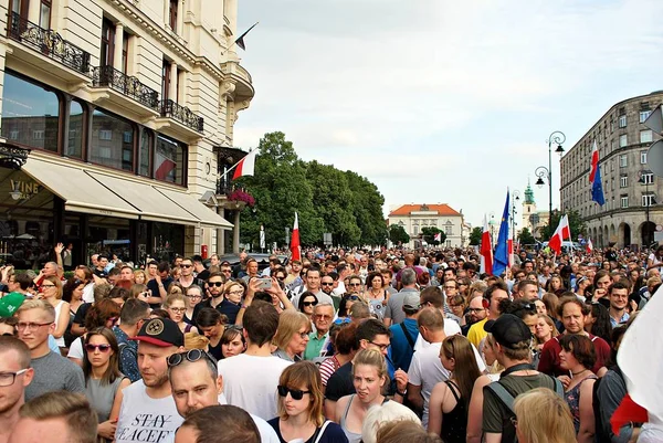 Tiltakozók rally előtt az elnöki palota Varsóban. — Stock Fotó
