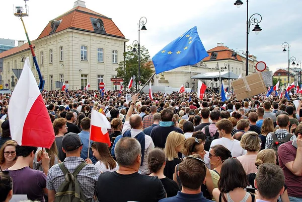 Varşova'daki Cumhurbaşkanlığı Sarayı önünde protestocular ralli. 