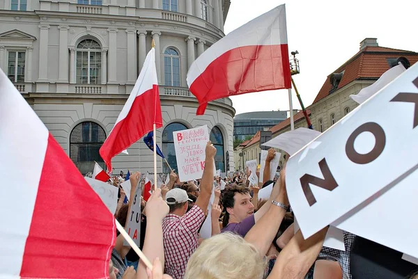 Протестуючі демонстрації перед президентські палацом у Варшаві. — стокове фото