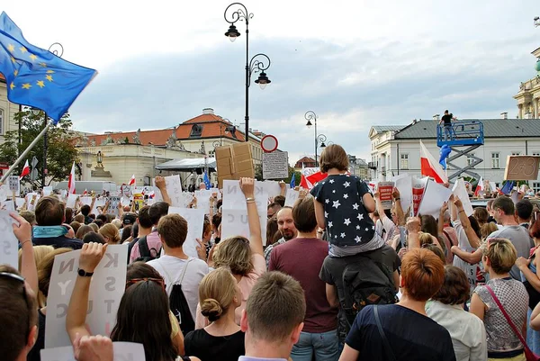 Varşova'daki Cumhurbaşkanlığı Sarayı önünde protestocular ralli. 