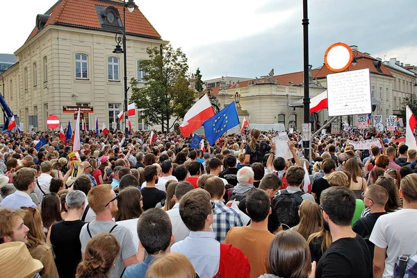 Протестуючі демонстрації перед президентські палацом у Варшаві — стокове фото