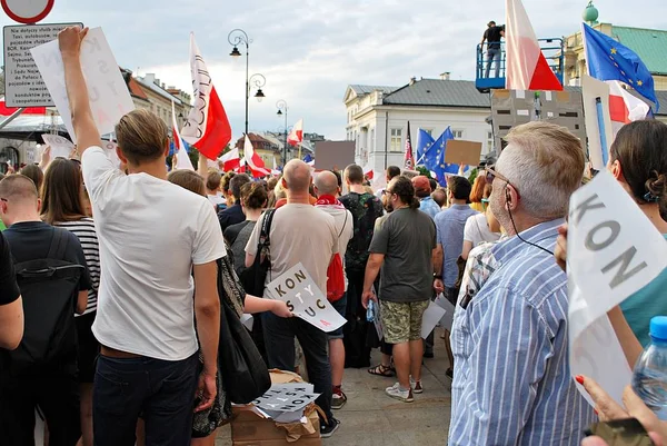 Demonstranten rally voor het presidentiële paleis in Warschau — Stockfoto