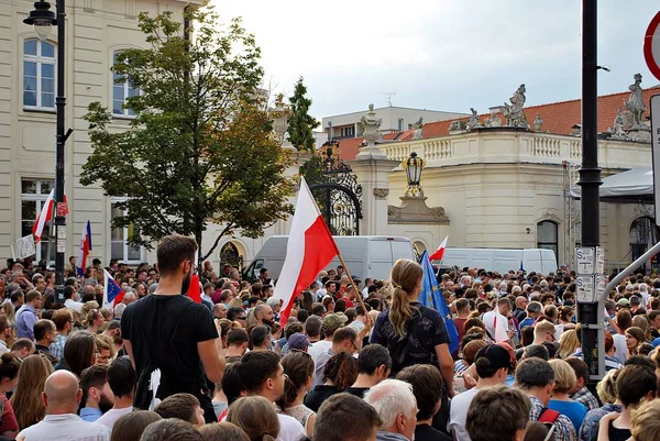 Manifestantes frente al palacio presidencial de Varsovia — Foto de Stock