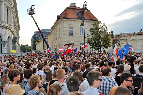 Varşova'daki Cumhurbaşkanlığı Sarayı önünde protestocular ralli