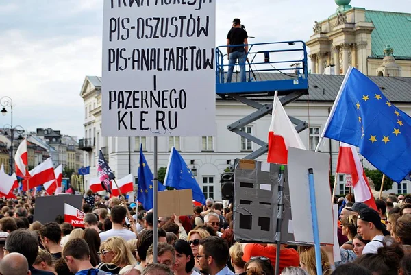 Varşova'daki Cumhurbaşkanlığı Sarayı önünde protestocular ralli