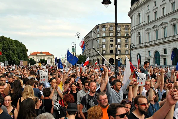 Demonstranten rally voor het presidentiële paleis in Warschau — Stockfoto