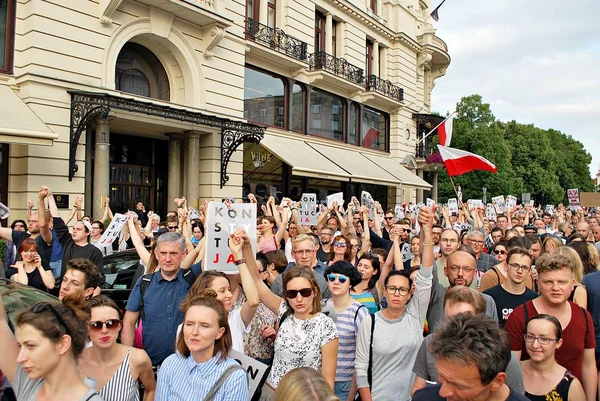 Митинг протеста перед президентским дворцом в Варшаве — стоковое фото