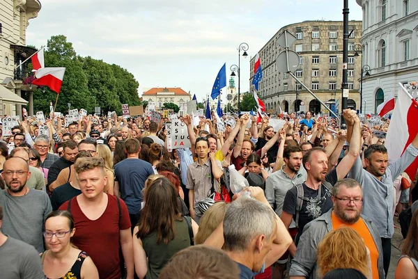 Varşova'daki Cumhurbaşkanlığı Sarayı önünde protestocular ralli