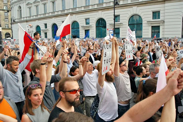 Митинг протеста перед президентским дворцом в Варшаве — стоковое фото
