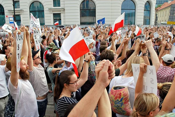 Manifestantes frente al palacio presidencial de Varsovia — Foto de Stock