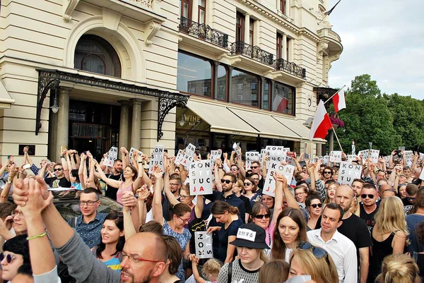 Manifestantes frente al palacio presidencial de Varsovia —  Fotos de Stock