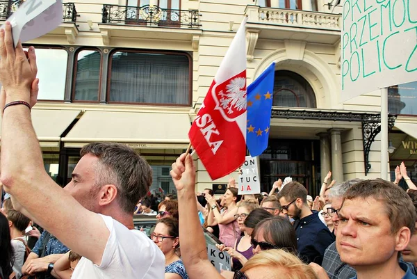 Протестуючі демонстрації перед президентські палацом у Варшаві — стокове фото