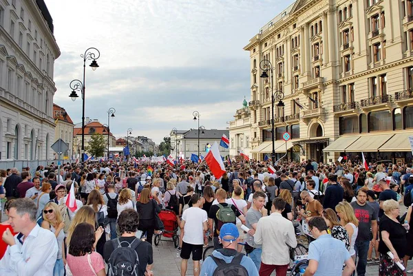 Tiltakozók rally előtt az elnöki palota Varsóban — Stock Fotó