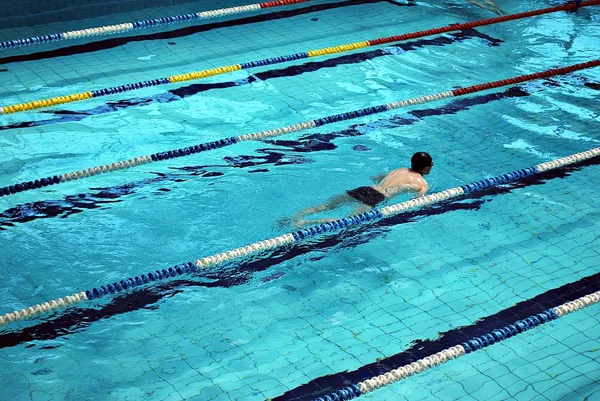 Schwimmen im Schwimmbad — Stockfoto