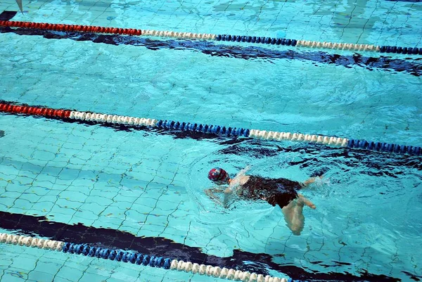 Nager dans la piscine — Photo