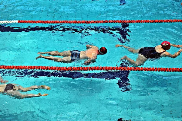 Nadando na piscina — Fotografia de Stock