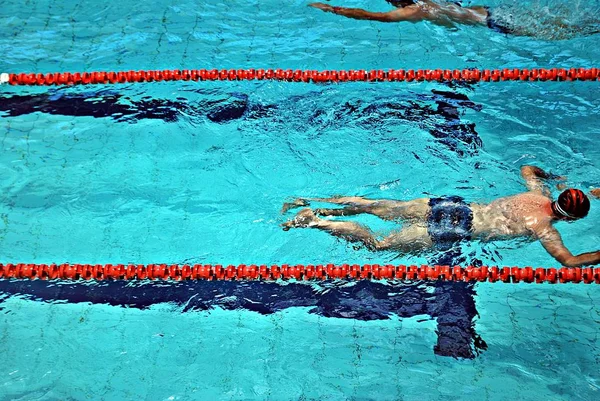 Nuotare in piscina — Foto Stock