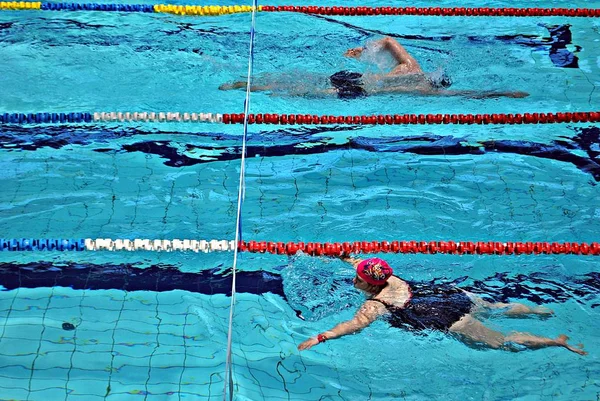 Schwimmen im Schwimmbad — Stockfoto