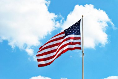 Amerikan bayrağı üzerinde mavi gökyüzü Rüzgar yelken