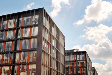 Modern bina. Camdan yapılmış modern ofis binası.