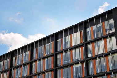 Modern bina. Camdan yapılmış modern ofis binası.