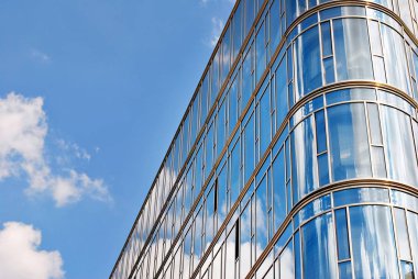 Modern bina. Camdan yapılmış modern ofis binası.