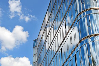 Modern bina. Camdan yapılmış modern ofis binası.