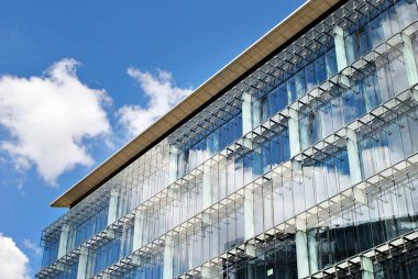 Modern bina. Camdan yapılmış modern ofis binası.