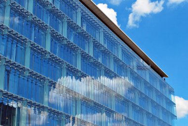 Modern bina. Camdan yapılmış modern ofis binası.