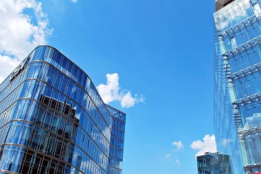 Modern bina. Camdan yapılmış modern ofis binası.