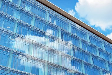 Modern bina. Camdan yapılmış modern ofis binası.